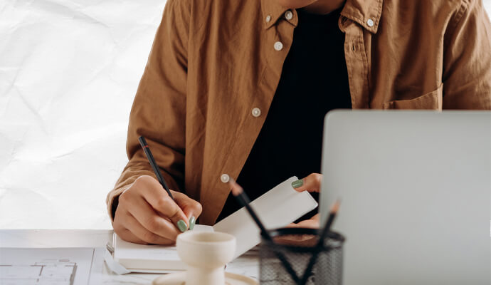 A therapist studies the difference between progress notes vs psychotherapy notes